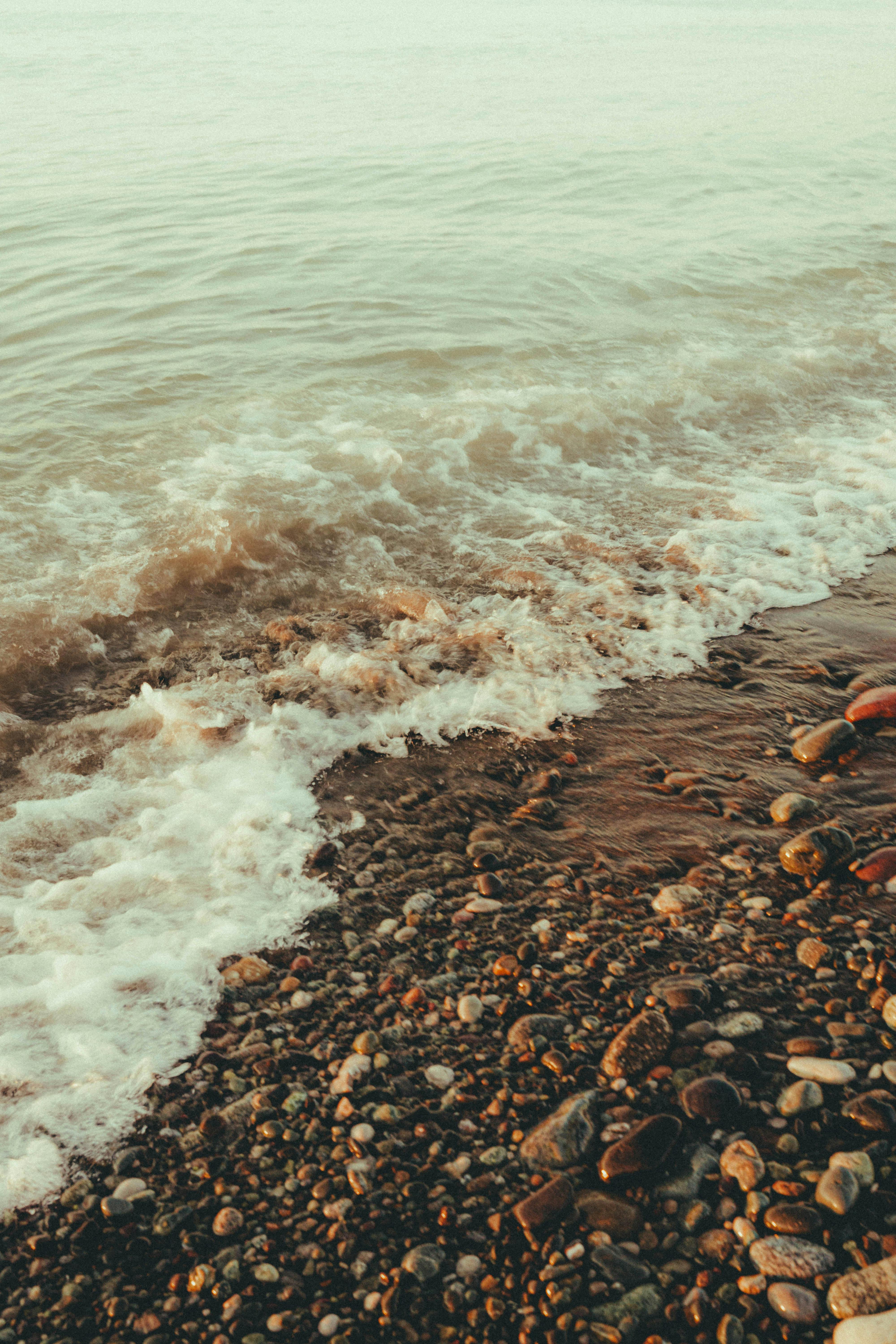 《习近平与一线职工朋友们》出版发行 - 图片1